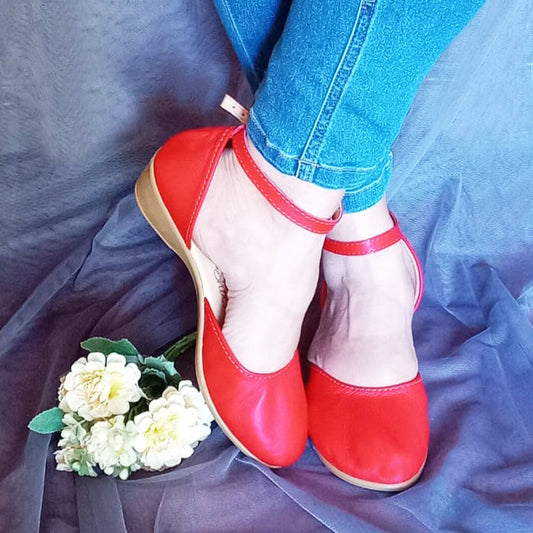 Demi  Roooi close Wedge