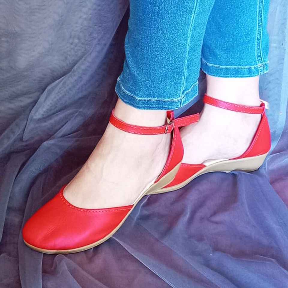 Demi Roooi close Wedge