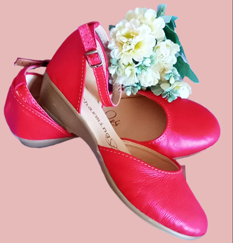 Demi Roooi close Wedge