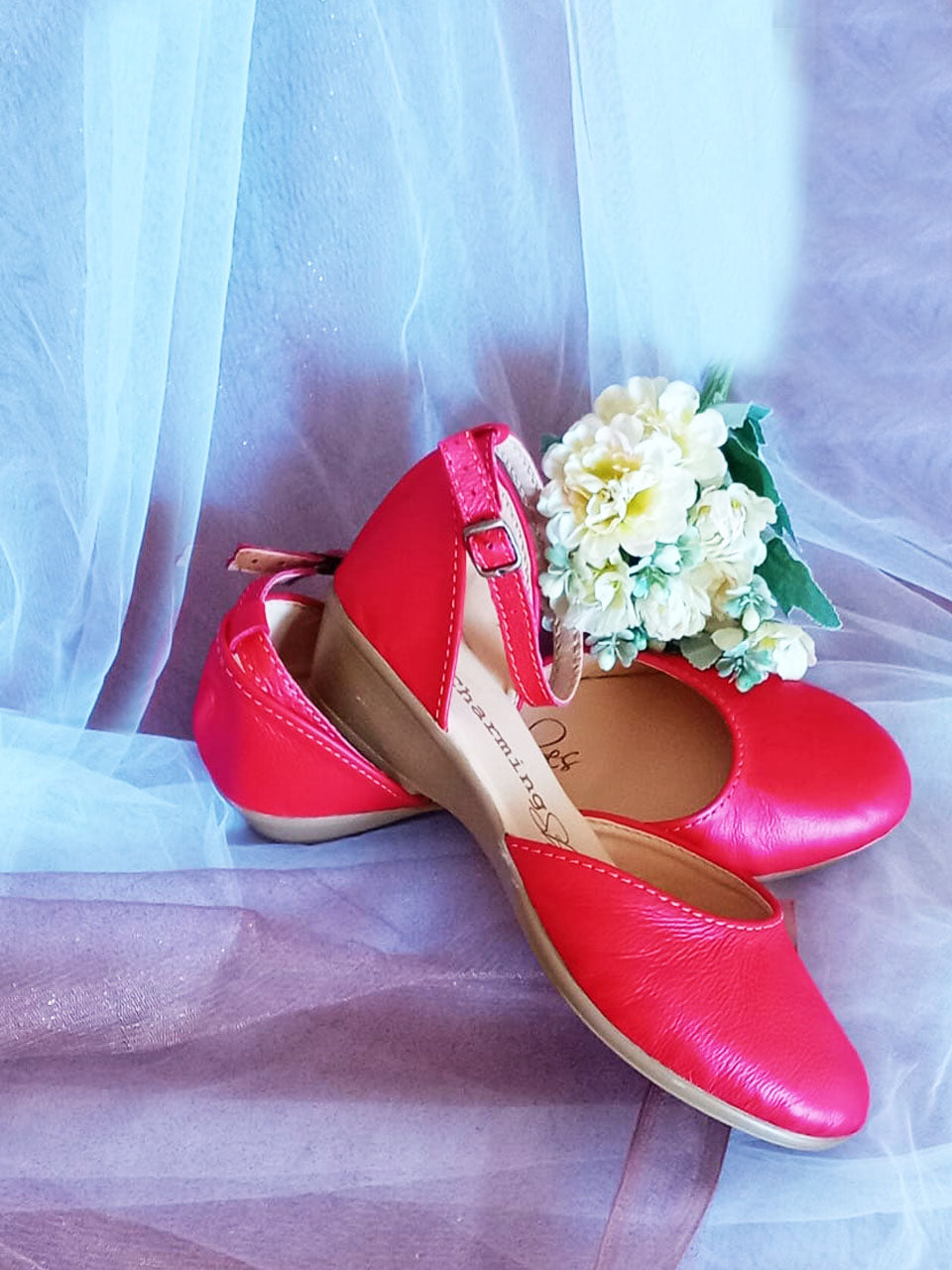 Demi Roooi close Wedge