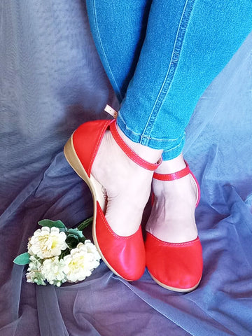 Demi  Roooi close Wedge